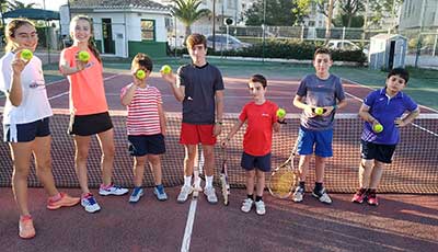 cntennis entrena con la bola oficial de Roland Garros